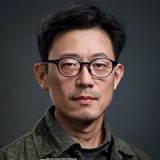 内容编辑陈明宇头像，男性，戴眼镜，学者气质，认真专注