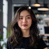 视觉设计师王思琪头像，女性，时尚感强，创意十足的工作室环境